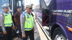 Cegah Kecelakaan, Polres Pelabuhan Tanjung Perak Ramp Check Bus Peziarah di Sunan Ampel