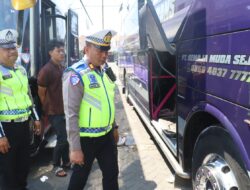 Cegah Kecelakaan, Polres Pelabuhan Tanjung Perak Ramp Check Bus Peziarah di Sunan Ampel
