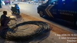 Malam Buta di Jalan Sriwijaya: Diduga Tarik Kabel Tanpa Izin Jelas, Polisi Jadi Penjaga?
