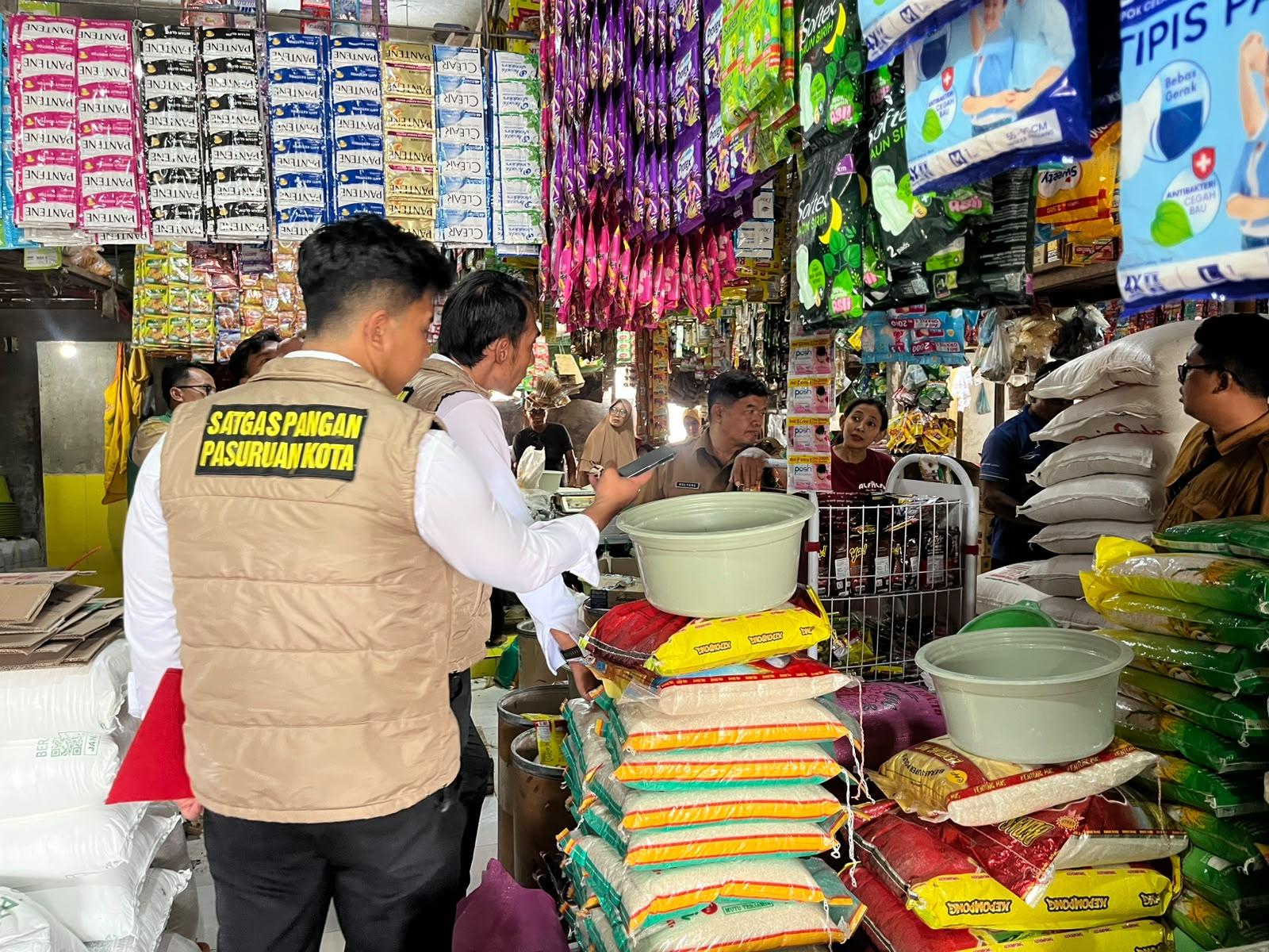Satgas Pangan Polres Pasuruan Kota Polda Jatim bersama instansi lintas sektor menggelar sidak ke sejumlah pasar tradisional