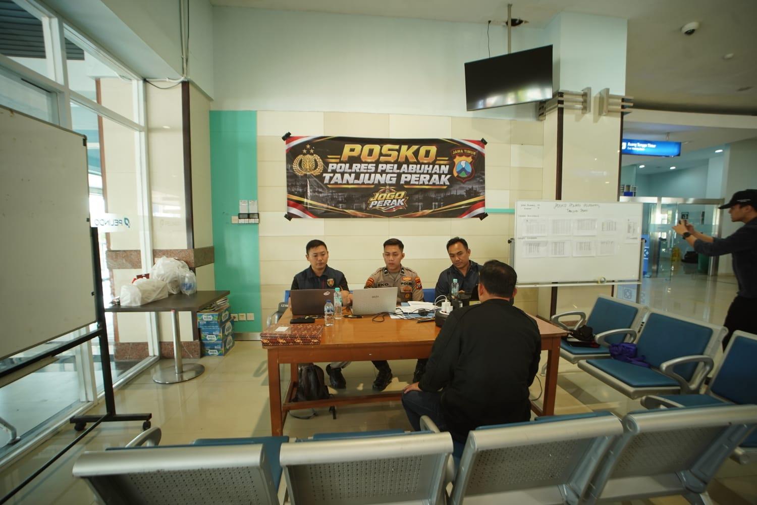 Polres Pelabuhan Tanjung Perak merespons insiden hilangnya kontak KM Virgo Transport 8, dengan mendirikan posko terpadu