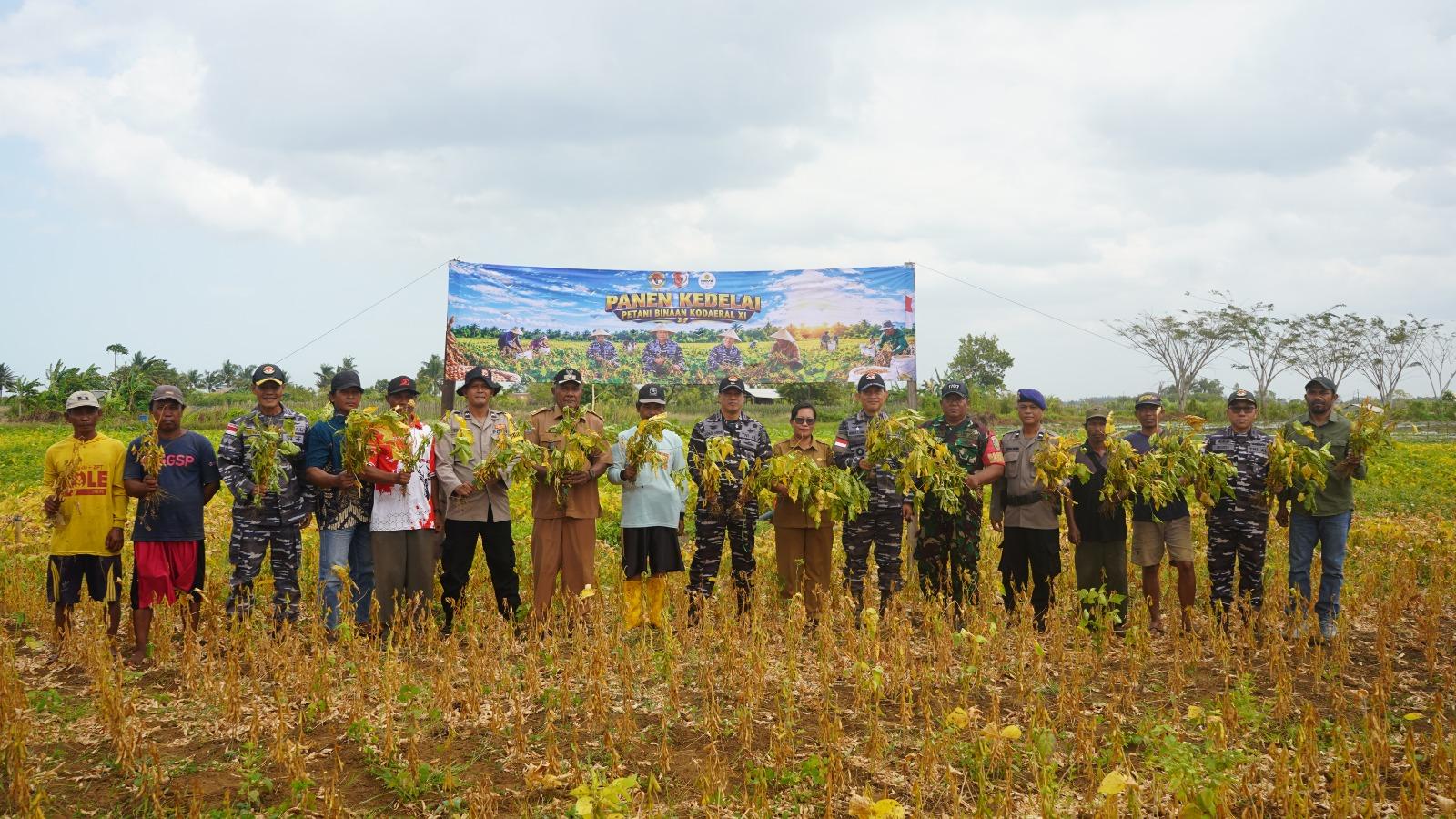 Komandan Kodaeral XI, Laksda TNI Joko Andriyanto, S.T., M.Tr.Hanla., M.A.P., bersama para Pejabat Utama (PJU) Kodaeral XI dan rombongan