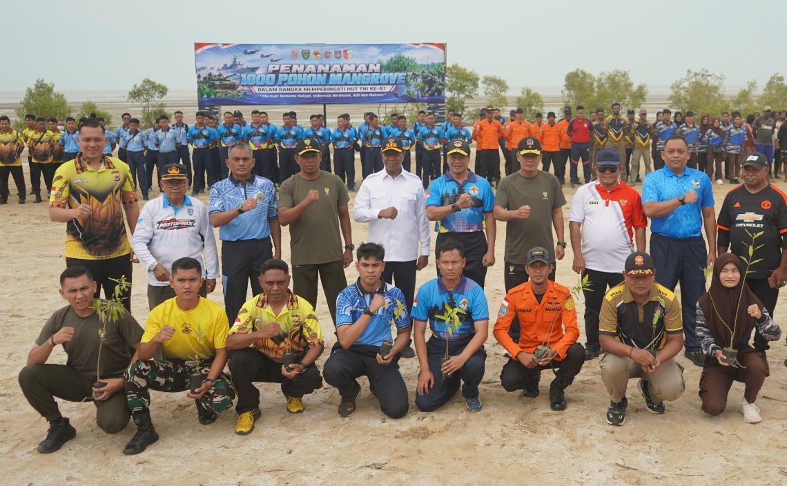 Kegiatan penanaman mangrove tersebut dipimpin oleh Komandan Kodaeral XI Laksda TNI Joko Andriyanto, S.T., M.Tr.Hanla., M.A.P. dan dihadiri oleh Gubernur Papua Selatan Prof. Dr Ir. Apolo Safanfo, Pangdam XXIV/MT Mayjen TNI Frist Wilem Rizard Pelamonia, S.E., Danlanud J.A. Dimara serta unsur Forkopimda Papua Selatan