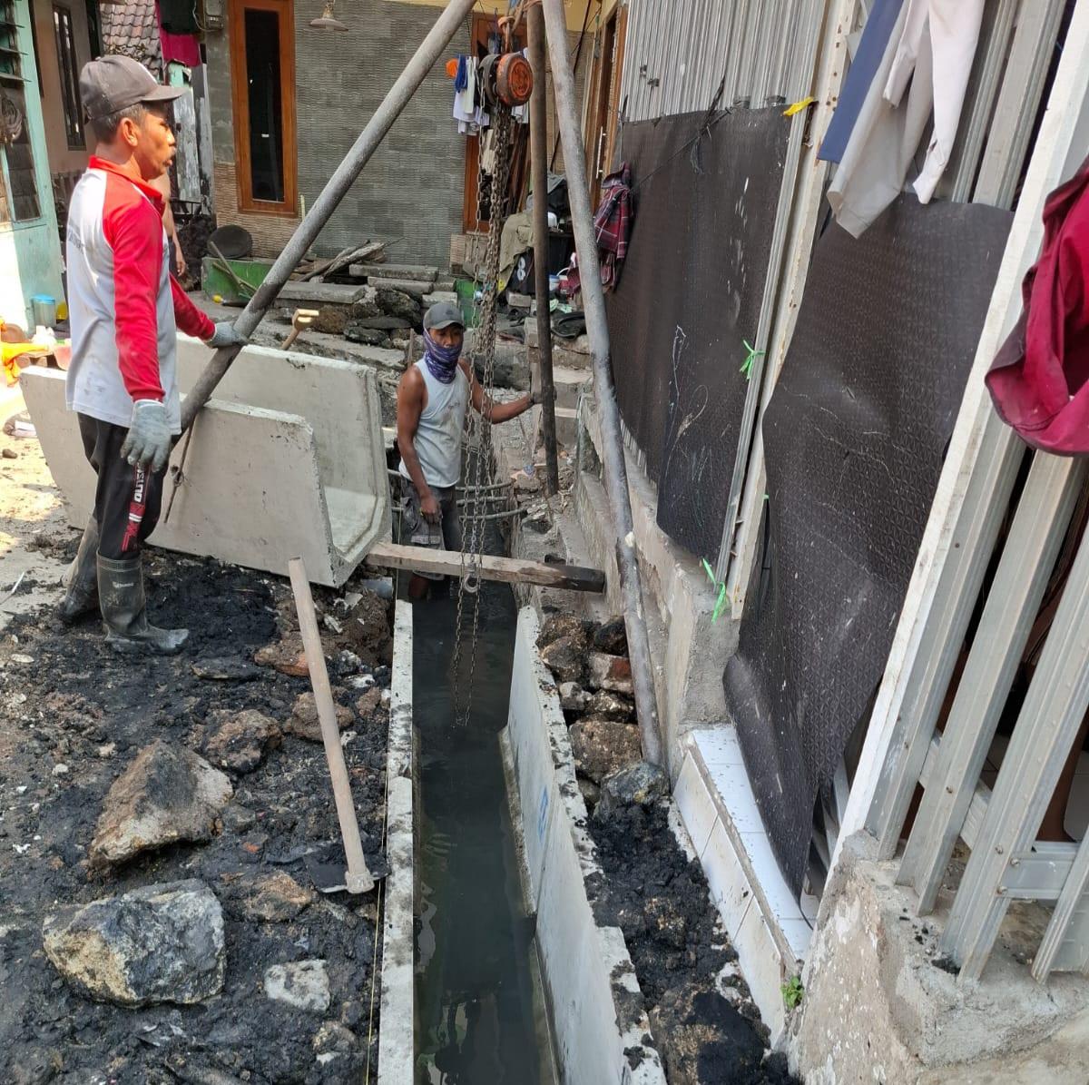 Proyek U-Ditch Pokmas Genteng Bersinar Kelurahan Genteng Diduga Buta K3