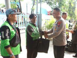 Sambut HUT Lalu Lintas ke-71, Polres Pelabuhan Tanjung Perak Salurkan Bansos dan Rangkul Komunitas Ojol