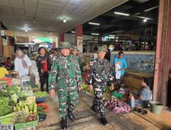 Kompak dan Bersinergi! TNI-Polri Gelar Karya Bakti di Pasar Wamanggu dalam Rangka HUT TNI ke-81