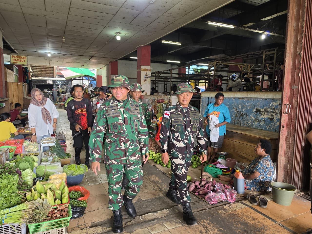 HUT TNI ke-81 Tahun 2026, TNI-Polri bersinergi melaksanakan kegiatan Karya Bakti Pembersihan Pasar Wamanggu, Merauke