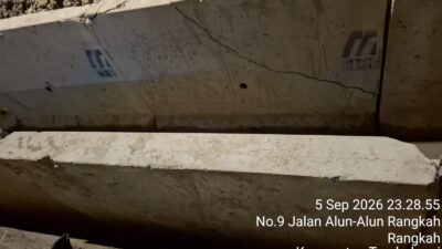 Proyek Drainase Alun-Alun Rangkah Material U-Ditch Retak Tetap Dipasang