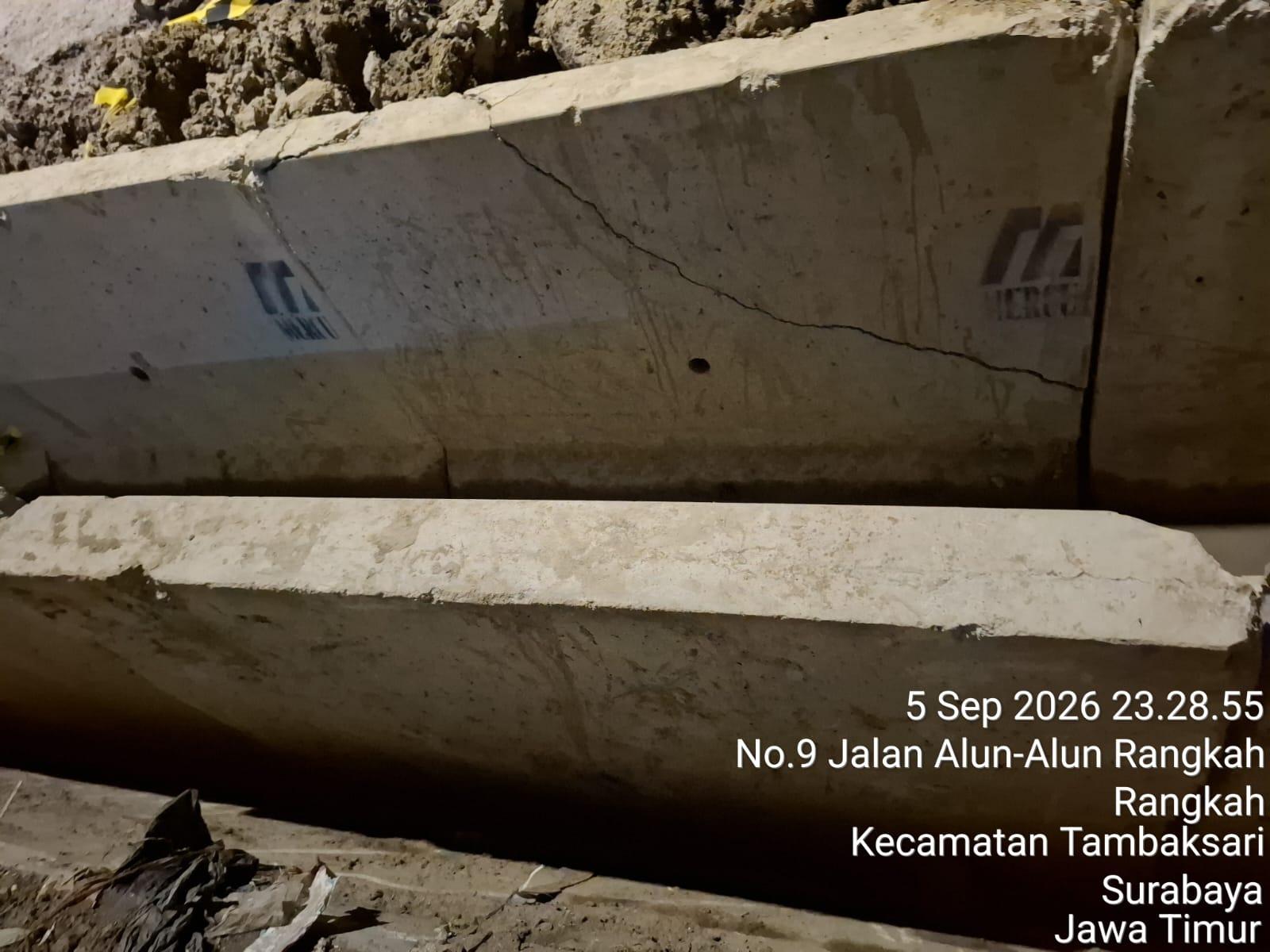 Proyek Drainase Alun-Alun Rangkah Material U-Ditch Retak Tetap Dipasang