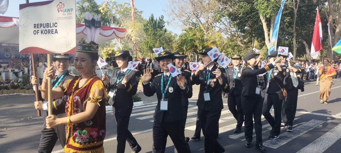 450 Polisi Wanita (Polwan) dari 43 negara mengikuti parade dalam rangkaian International Association of Women Police (IAWP)