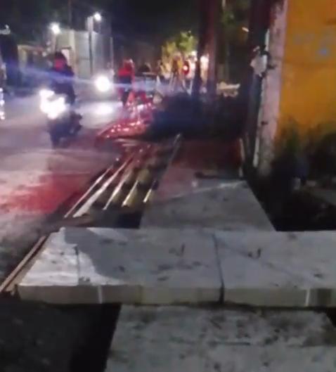 Proyek Miliaran Jalan Raya Kendung Minim K3 Malam Mencekam