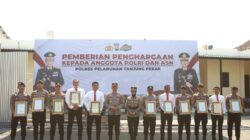 Polres Pelabuhan Tanjung Perak memberikan penghargaan kepada 12 personel yang dinilai berprestasi dalam menjalankan tugas kepolisian