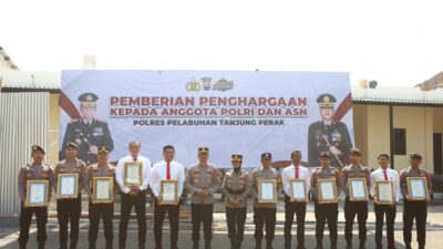 Polres Pelabuhan Tanjung Perak memberikan penghargaan kepada 12 personel yang dinilai berprestasi dalam menjalankan tugas kepolisian