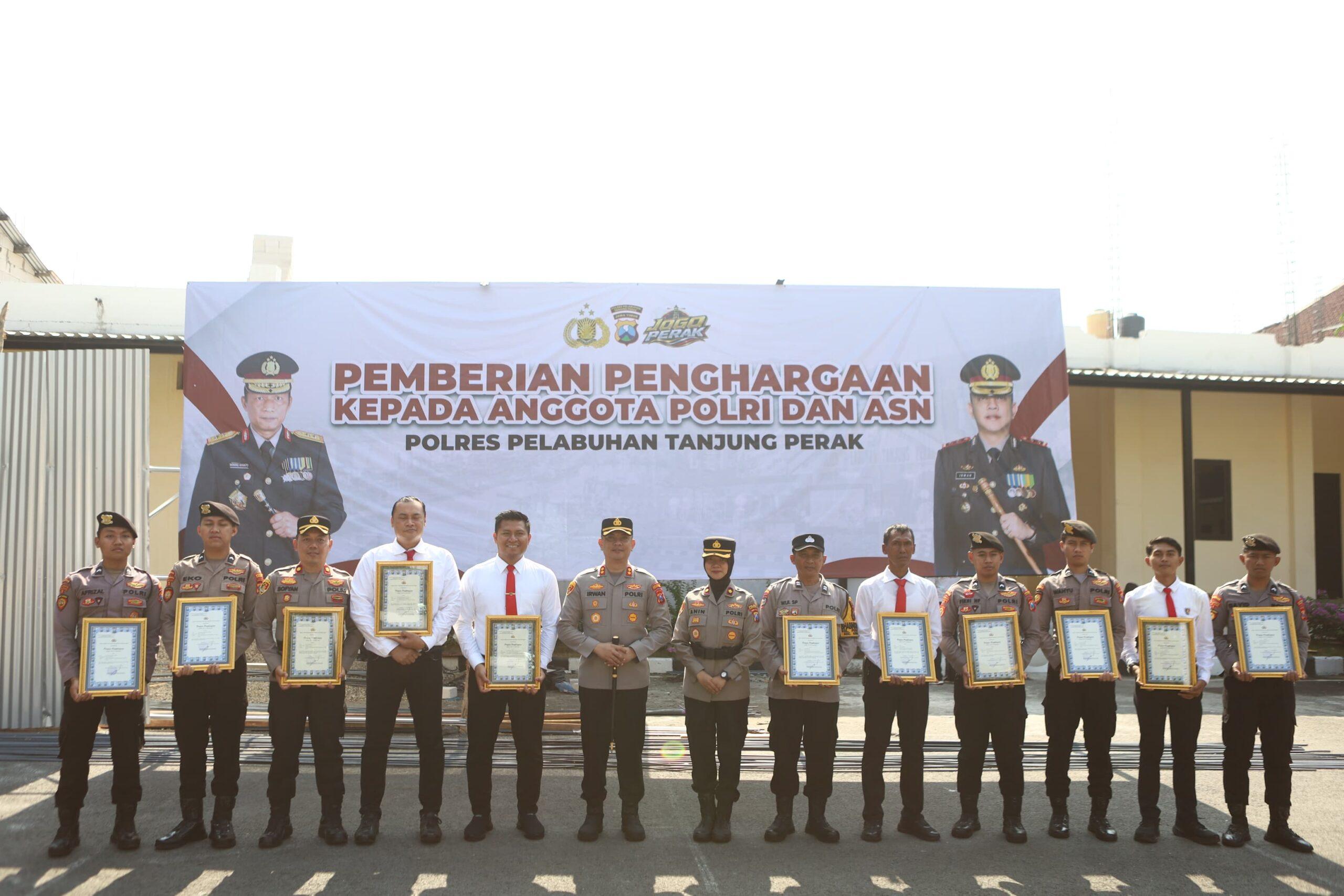Polres Pelabuhan Tanjung Perak memberikan penghargaan kepada 12 personel yang dinilai berprestasi dalam menjalankan tugas kepolisian