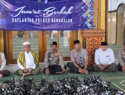 Sentuhan Humanis Korps Sabuk Putih: Kala Paket Sembako Kasatlantas Polres Bangkalan Dinginkan Suasana Jumat di Martajasah