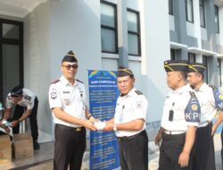 Pastikan Pelayanan Publik Prima, Rutan Kelas I Surabaya Bagikan Vitamin dan Suplemen Sesuai Rekam Medis Pegawai