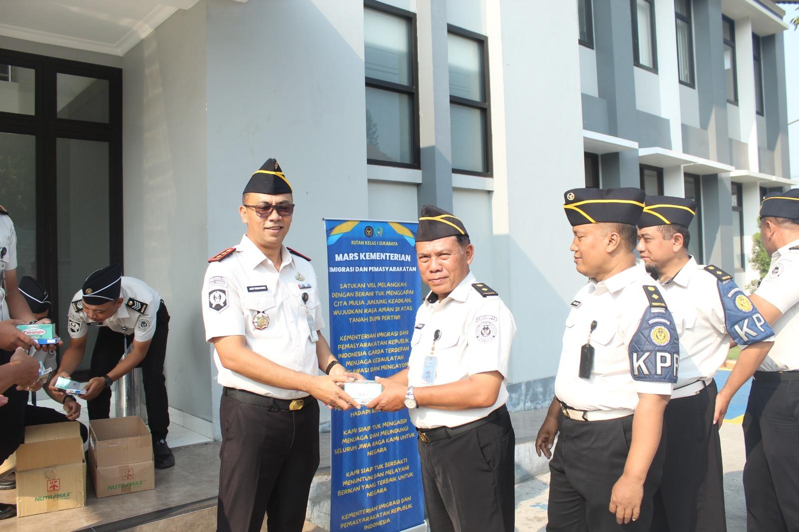 Kepala Rutan Kelas I Surabaya memimpin kegiatan apel pagi yang dirangkaikan dengan Pembagian Suplemen dan Vitamin