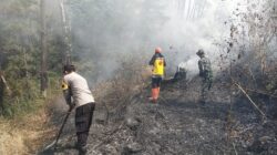 Personel gabungan dari Polres Ngawi instansi terkait, dan relawan hingga kini terus berjibaku memadamkan karhutla di wilayah BKPH Lawu Utara.