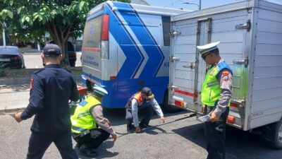 Satlantas Polres Pelabuhan Tanjung Perak Gelar Operasi Gabungan di Jalan Pegirian