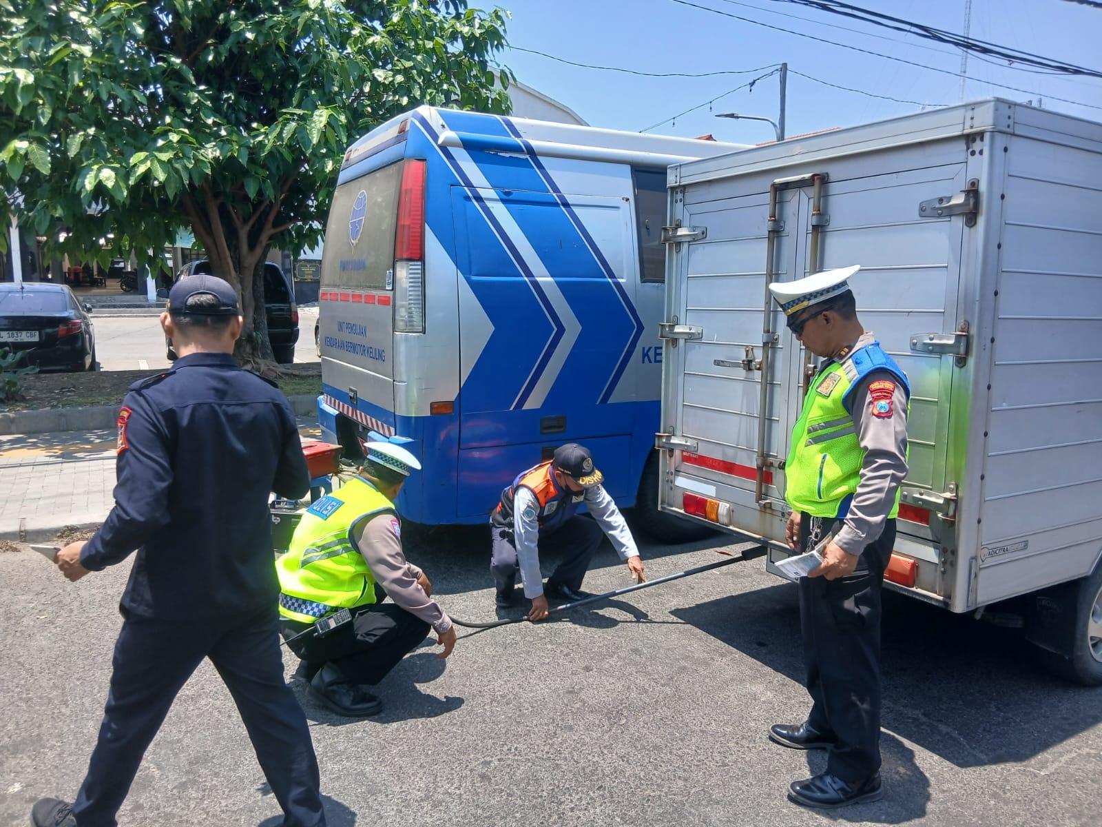 Satlantas Polres Pelabuhan Tanjung Perak Gelar Operasi Gabungan di Jalan Pegirian
