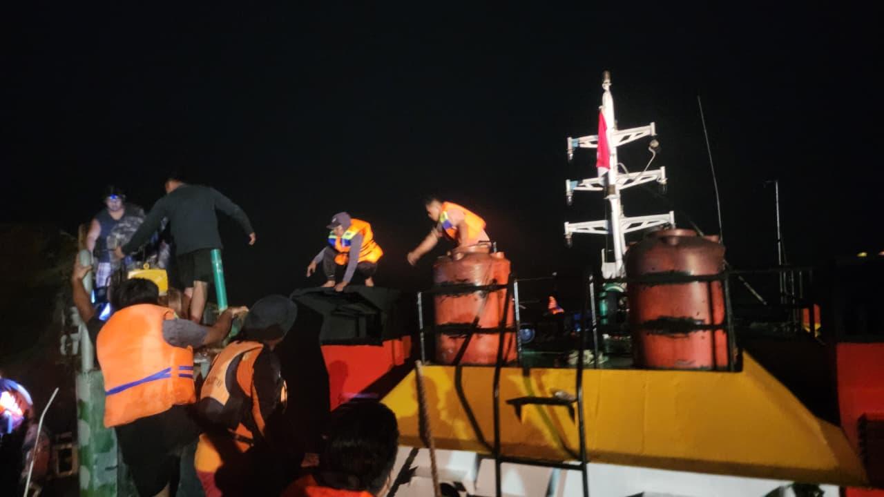Tim SAR Kodaeral XI melalui Lanal Timika bersama Kantor SAR Timika berhasil menyelamatkan dan mengevakuasi delapan (ABK) LCT