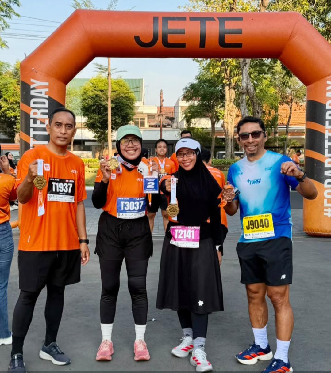 Foto: PNS Pemkot, Kiri - kanan - Yudhi Priyo Utomo, S.Sos., (Lurah Tembok Dukuh, Kecamatan Bubutan) Kota Surabaya - Ferdina Anggraeni SE ( Penyelia BPJAP ) - Rizka Fadillah, ST., MM., (Lurah Sawunggaling, Kecamatan Wonokromo, Kota Surabaya) - Drs. Ridwan Mubarun, M.Si. (Sekretaris Badan Kesatuan Bangsa dan Politik Kota Surabaya)
