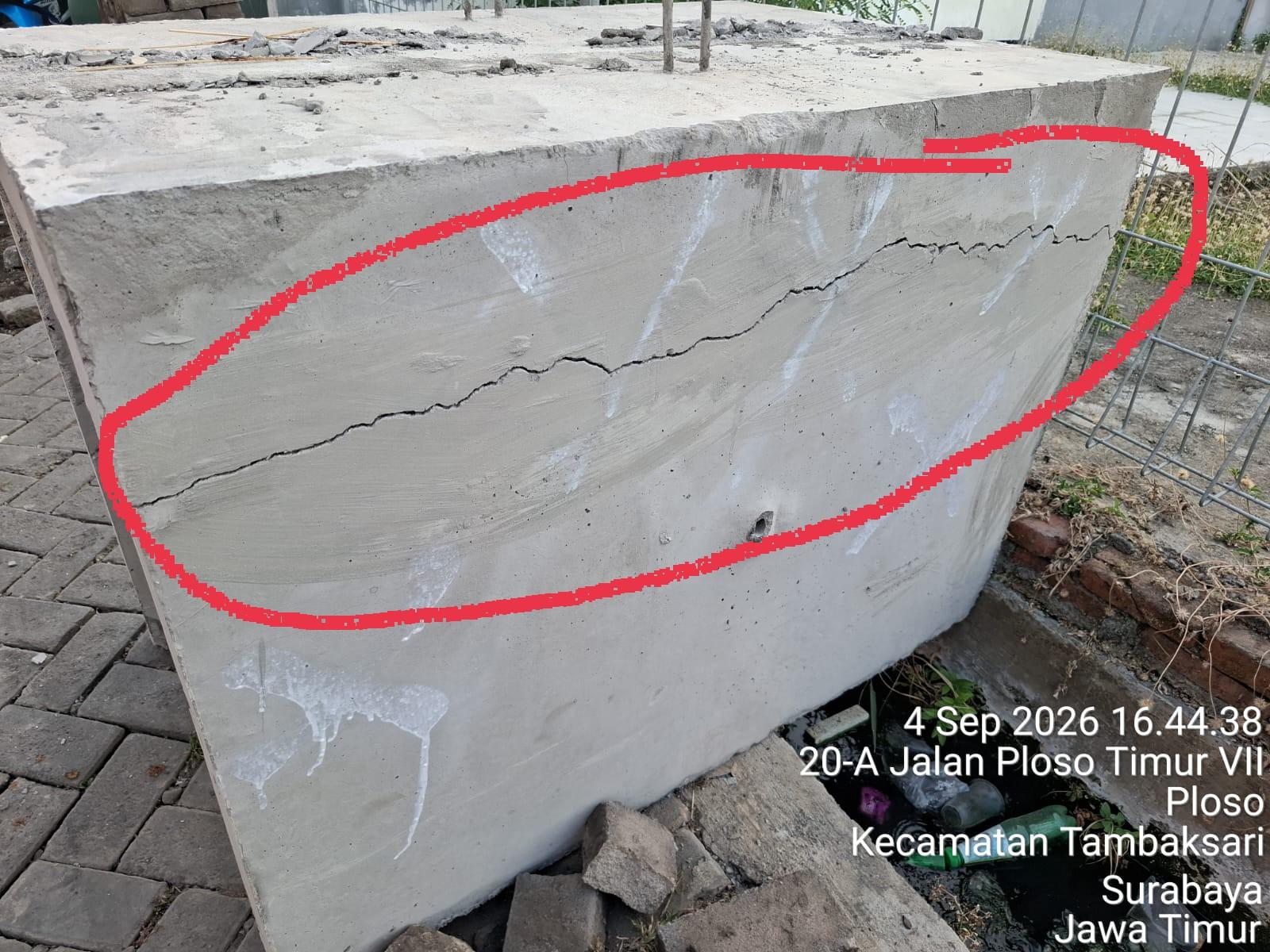 U-ditch JEB di Jalan Ploso Timur VII, Kecamatan Tambaksari, Surabaya realita di lapangan berbicara lain. Hancurnya material beton