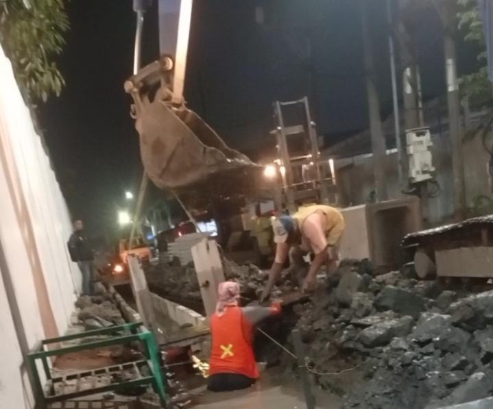 Proyek saluran air (U-ditch) di Jalan Buntaran, Manukan Wetan, Kecamatan Tandes, merekam sebuah pelanggaran fatal yang kasat mata