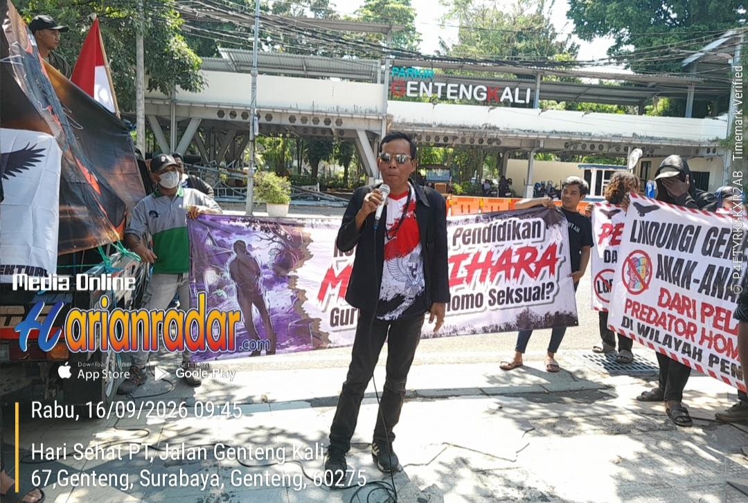 Aksi unjuk rasa yang dimotori oleh puluhan massa Gagak Hitam bersama LSM ABABIL (Anak Bangsa Berjiwa Intelektual) di bawah komando H. Bakri