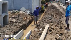Diduga Swakelola Digadaikan ke Mandor | Proyek Pokmas GAT Kelurahan Gunung Anyar Tambak Surabaya: Anggaran Ghoib Dirahasiakan, K3 Diparkir 