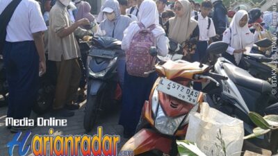 "Teriak warga, viral maneh (lagi) nanti!" Kalimat sarat kekesalan itu mulai berdengung di kawasan Jl. Dukuh Kapasan, Sambikerep. Kepadatan arus lalu lintas setiap jam antar-jemput siswa SMPN 20 Surabaya