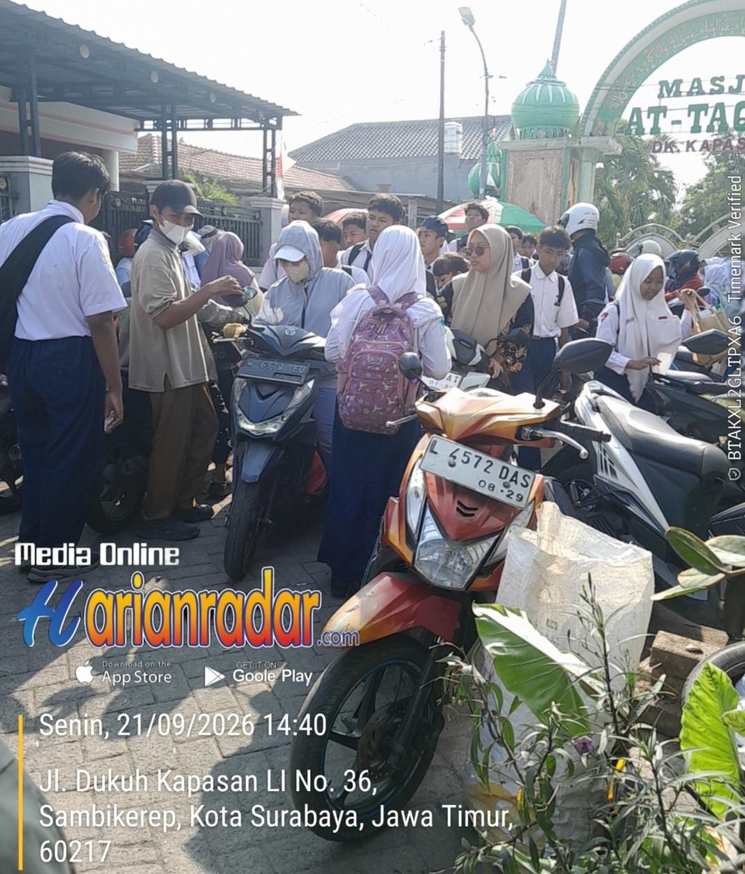 "Teriak warga, viral maneh (lagi) nanti!" Kalimat sarat kekesalan itu mulai berdengung di kawasan Jl. Dukuh Kapasan, Sambikerep. Kepadatan arus lalu lintas setiap jam antar-jemput siswa SMPN 20 Surabaya