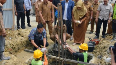Peletakan batu pertama dilakukan langsung oleh Wali Kota Langsa Jeffry Sentana S. Putra, S.E., bersama Wakil Wali Kota Langsa Muhammad Haikal Alfisyahrin S.T., dan Sekretaris Daerah Kota Langsa Dra. Suhartini, S.Pd., M.Pd. Sementara prosesi Peusijuk dipimpin Wakil Ketua I MPU kota Langsa Tgk. Ridwan Abdullah.