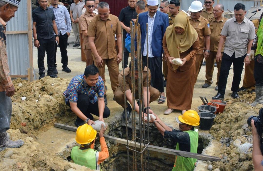 Peletakan batu pertama dilakukan langsung oleh Wali Kota Langsa Jeffry Sentana S. Putra, S.E., bersama Wakil Wali Kota Langsa Muhammad Haikal Alfisyahrin S.T., dan Sekretaris Daerah Kota Langsa Dra. Suhartini, S.Pd., M.Pd. Sementara prosesi Peusijuk dipimpin Wakil Ketua I MPU kota Langsa Tgk. Ridwan Abdullah.