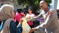 Peringati HKGB ke-74, Bhayangkari Tanjung Perak Salurkan 200 Paket Bansos untuk Warga Kalimas Baru