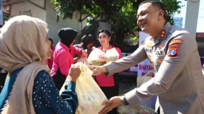 Ketua Bhayangkari Cabang Pelabuhan Tanjung Perak, Ny. Tiwi Irwan, dengan didampingi Kapolres Pelabuhan Tanjung Perak, AKBP Irwan Kurniawan AZ.