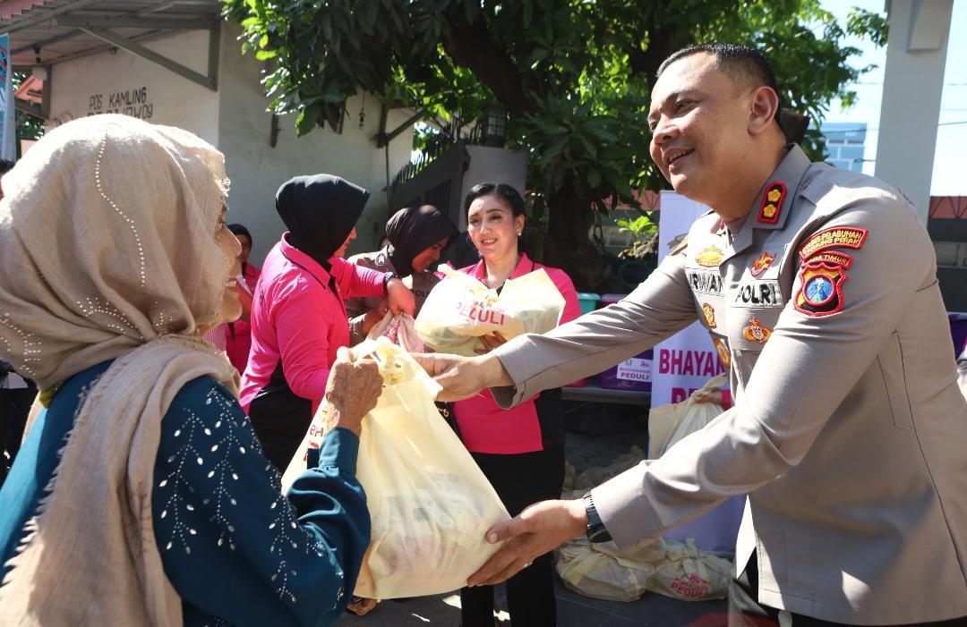 Ketua Bhayangkari Cabang Pelabuhan Tanjung Perak, Ny. Tiwi Irwan, dengan didampingi Kapolres Pelabuhan Tanjung Perak, AKBP Irwan Kurniawan AZ.