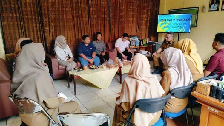 Suasana FGD di Pandu Langsung Oleh Kepala Dinas Perindustrian dan Tenaga Kerja