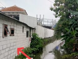 Kios Pemdes Tebel Caplok Sempadan Sungai, Mana Ketegasan Kasatpol PP Sidoarjo?