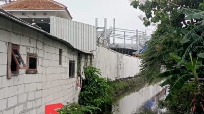 Kios Pemdes Tebel Caplok Sempadan Sungai, Mana Ketegasan Kasatpol PP Sidoarjo?