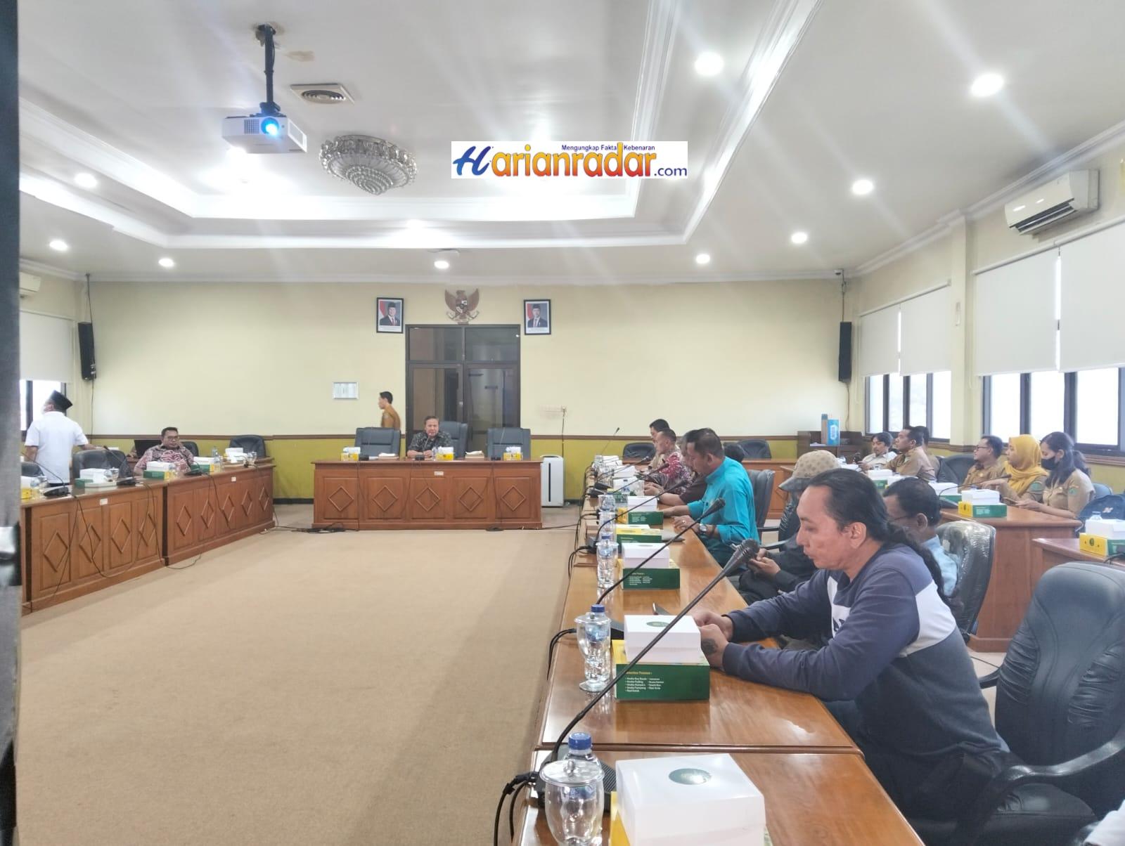 Soal Notulen Hearing dan Surat ke Gubernur Belum Diserahkan, Kades Karangbong Ancam Blokade Jalan Surowongso