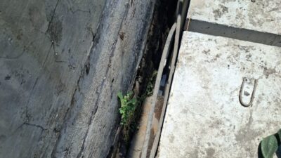 Pemasangan struktur beton U-Ditch proyek penanggulangan banjir aroma pengerjaan serampangan menyeruak di kawasan Jalan Petemon III