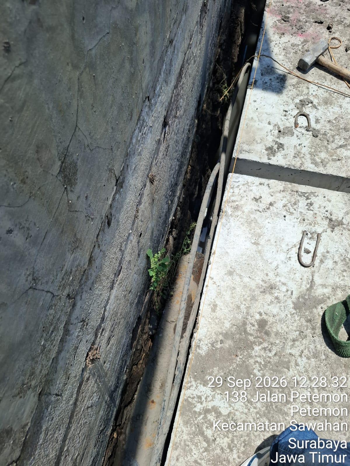Pemasangan struktur beton U-Ditch proyek penanggulangan banjir aroma pengerjaan serampangan menyeruak di kawasan Jalan Petemon III