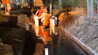 Proyek Saluran U-ditch Raya Manyar Tega Tumbalkan Keselamatan Pekerja