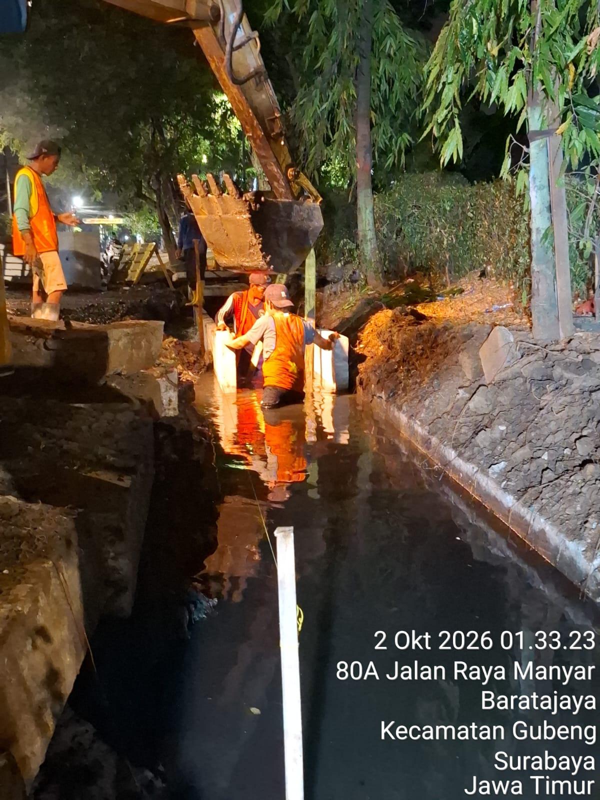Proyek Saluran U-ditch Raya Manyar Tega Tumbalkan Keselamatan Pekerja