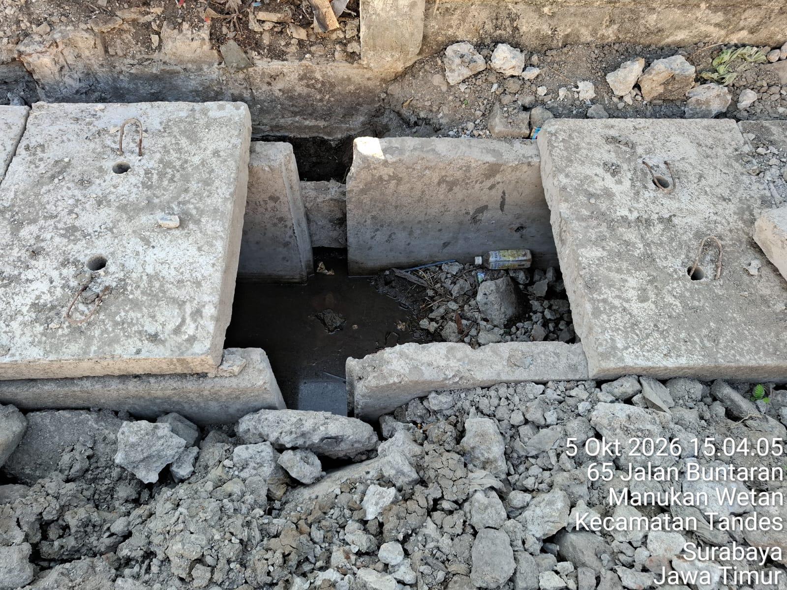 Pembangunan Saluran U-Ditch 60/80 dengan Cover Gandar 10 ton yang berlokasi di Jalan Buntaran Rel Kereta Api ke Utara, Kelurahan Manukan Wetan, Kecamatan Tandes, Surabaya