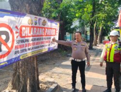 Tingkatkan Kamseltibcarlantas, Polres Pelabuhan Tanjung Perak Pasang Banner Larangan Parkir di Jalan Perak Barat