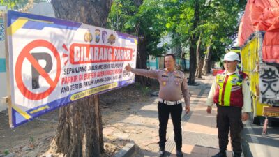Polres Pelabuhan Tanjung Perak Pasang Banner Larangan Parkir di Jalan Perak Barat