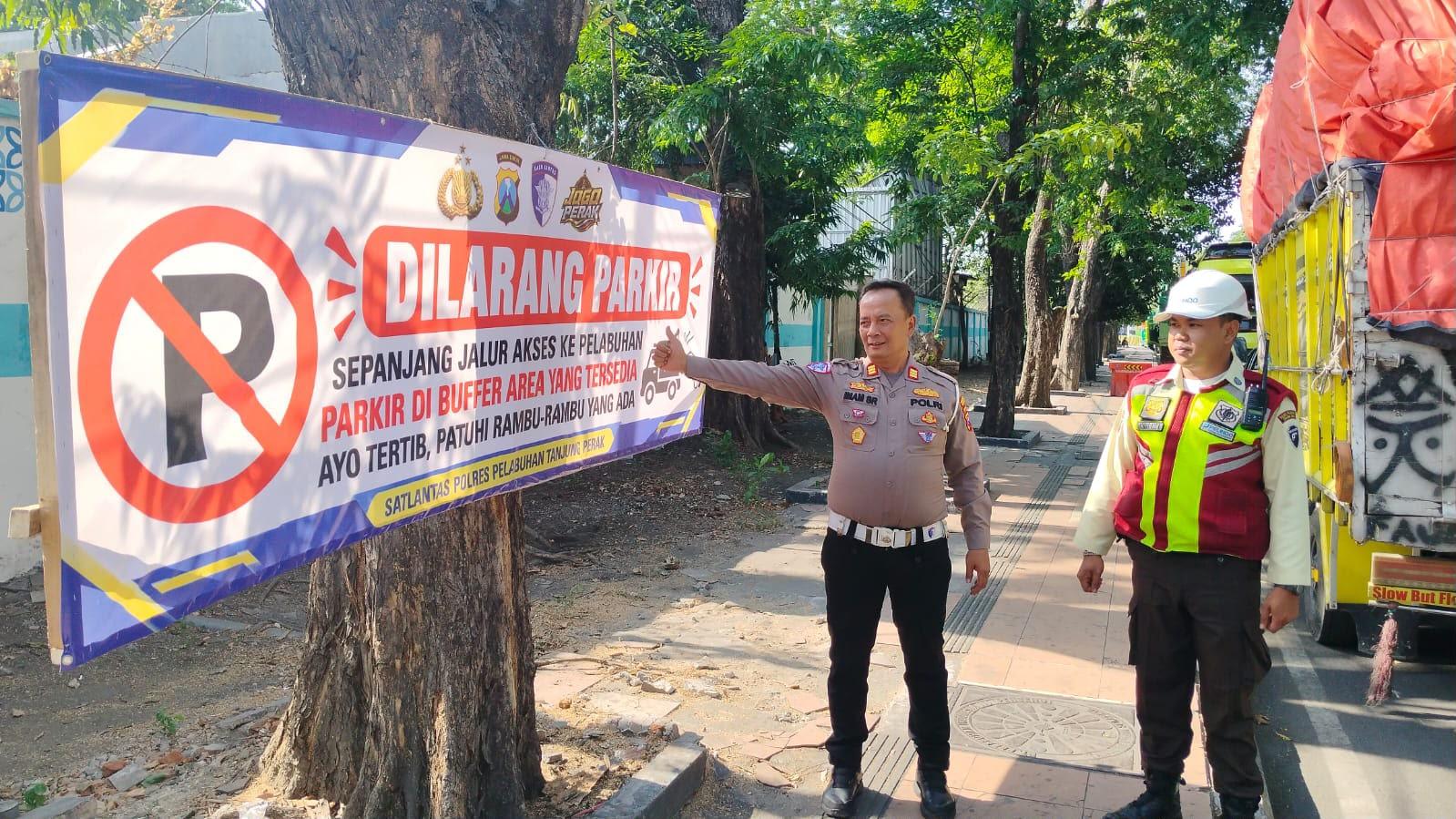 Polres Pelabuhan Tanjung Perak Pasang Banner Larangan Parkir di Jalan Perak Barat
