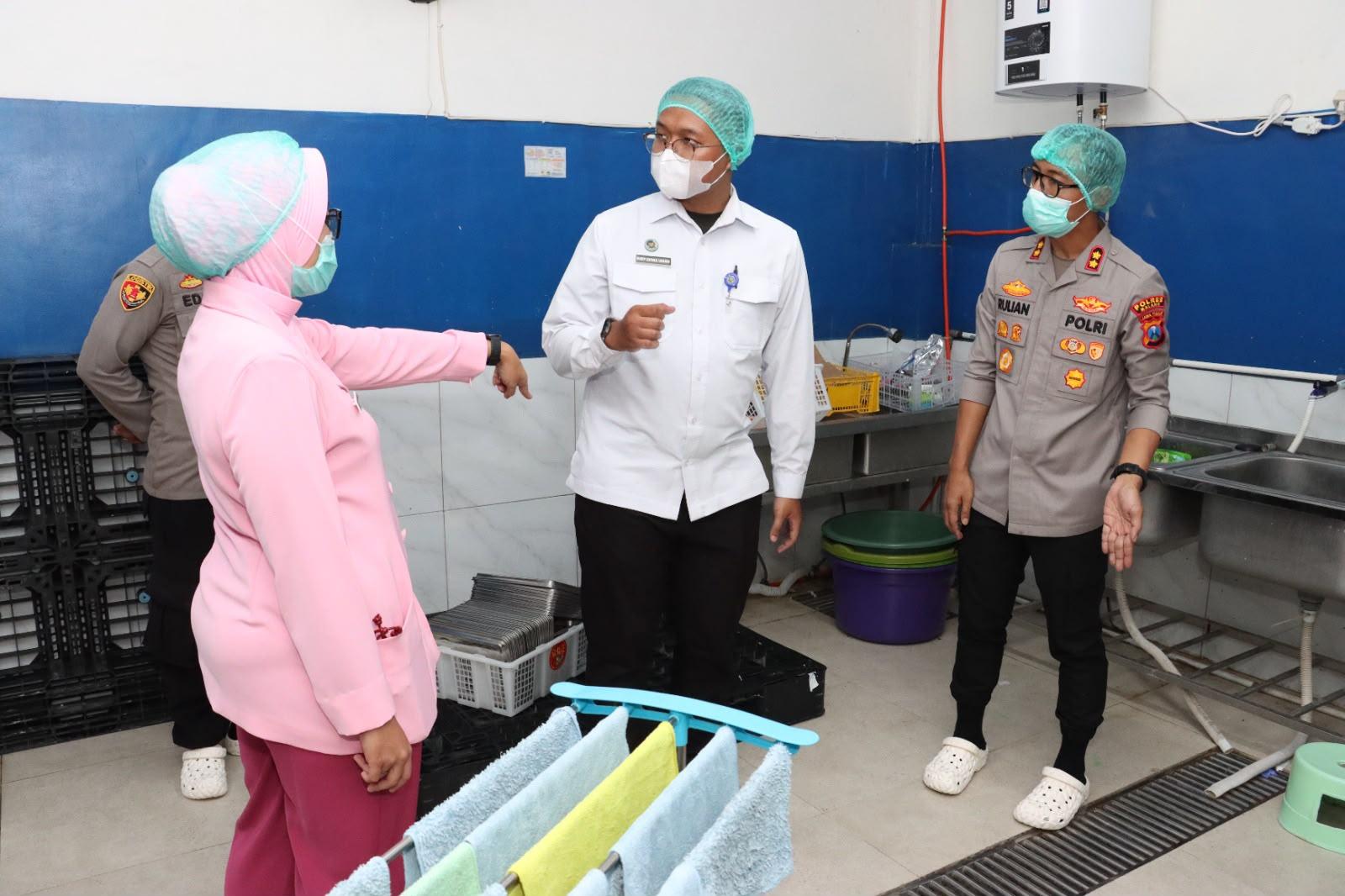 Kapolres Malang AKBP Rulian Syauri bersama Ketua Yayasan Kemala Bhayangkari (YKB) Cabang Malang, Ny. Desy Rulian Syauri